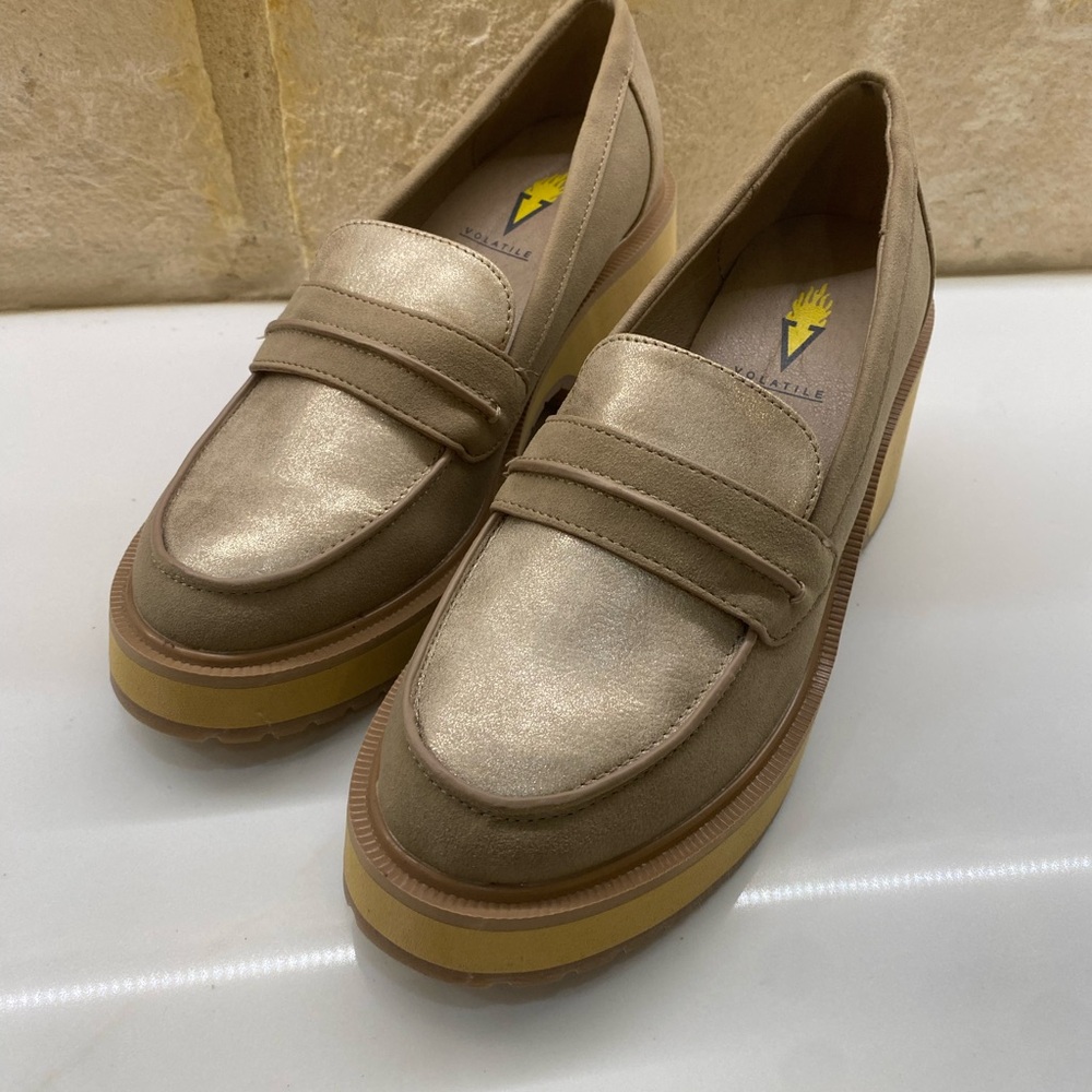 Very volatile wedge clogs new wo box